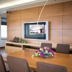 Kukkakimppu koristaa Lennart Meri Sviitin pöytää.