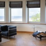 Lennart Meri Sviitin oleskelutilassa riittää tilaa.