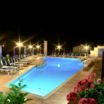 Uima-allas iltavalaistuksessa