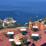 Terassi merinäkymän äärellä