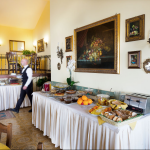 Aamiaiskattaus, tarjoilija taustalla