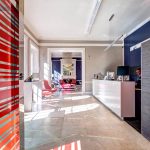 Hotellista löytyy moderni vastaanottotila