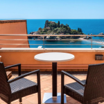 Kaksi tuolia parvekkeella