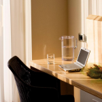 Tietokone kirjoituspöydällä