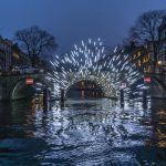 Amsterdamissa valaistiin silta valofestivaalin aikaan.