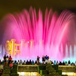 Montjuïcin suihkulähde hohtaa pinkin sävyissä.