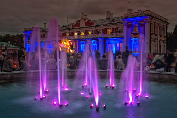Värien loistoa Kadriorgin puiston valofestivaalissa.