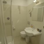 Quadruple-huoneen /Triple-huoneen kylpyhuone