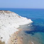 Valkoinen kalkkikivikallio rannassa Sisiliassa