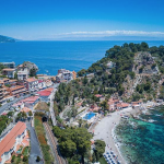 Hotellin ympäristöä ilmakuvassa