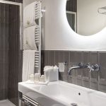 Deluxe King -huoneen kylpyhuone