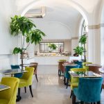 Aamiaissali on valoisa ja tyylikäs