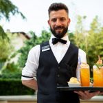 Baarimestari Cosimo Nigro valmistaa taidokkaasti erilaisia cocktaileja