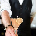 Baarimestari Cosimo Nigro valmistaa taidokkaasti erilaisia cocktaileja