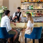 Baarimestari Cosimo Nigro valmistaa taidokkaasti erilaisia cocktaileja