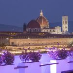 Hotellin kattoterassilta on upeat näkymät myös yöaikaan