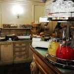 Hotellimajoitukseen sisältyy aamiainen