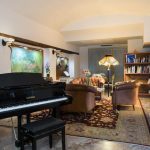 Hotellin vastaanotto sali on kotoisan viihtyisä