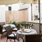 Aamiaista voi nauttia myös ulkona.