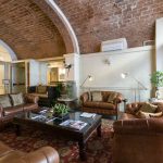 Hotellin vastaanotto sali on kotoisan viihtyisä