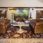 Hotellin vastaanotto sali on kotoisan viihtyisä