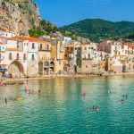 Cefalùn uimaranta ja taloja taustalla