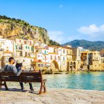 Pariskunta istuu penkillä ja katselee Celfun kaupunkia