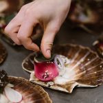 Ravintola tarjoilee raikkaita makuja ja herkullisia annoksia