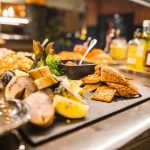 Ravintola tarjoilee raikkaita makuja ja herkullisia annoksia