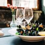 Ravintola tarjoilee raikkaita makuja ja herkullisia annoksia