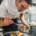 Kokki valmistelee upeita annoksia