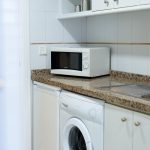 Huoneiston keittiö, mikro pöydällä