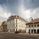 Hotellin julkisivu katukuvassa