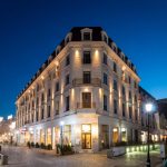 Hotellin julkisivu katukuvassa