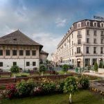 Hotellin julkisivu katukuvassa