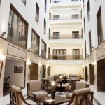 Hotellin aulatiloja sekä atruim