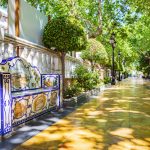 Puistonpenkki puutarhabulevardilla, Marbella