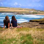 Pariskunta maalaismaisemissa.