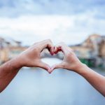 Firenze on ikuistettu käsillä muodostettuun sydämeen.