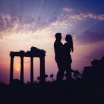 Pariskunta antiikin Kreikan raunioilla.