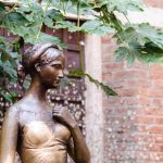 Juliaa esittävä patsas.