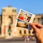 Valokuvia vasten wieniläistä maisemaa.