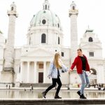 Pariskunta valkoisen kirkon edessä.