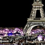 Valaistu Eiffeil-torni.