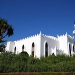 Valkoinen moskeijarakennus Marbellassa