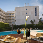 Juomia ja syötävää altaan vieressä terassilla