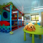 Pehmolelukoira leikkihuoneen pöydällä