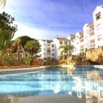 Hotellirakennuksia ja uima-allas