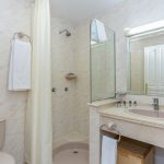 Kylpyhuone suihkulla