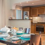 Ruokapöytä ja keittiö